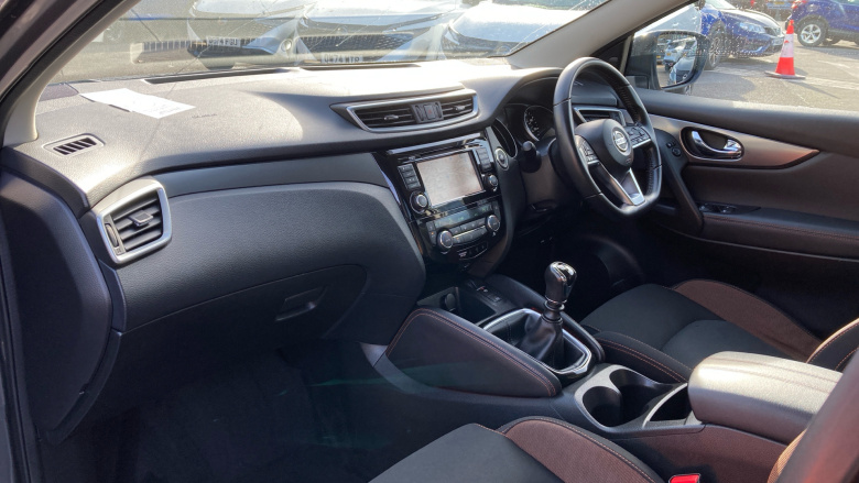 Nissan Qashqai 1.3 DiG-T N-Motion 5dr Petrol Hatchback